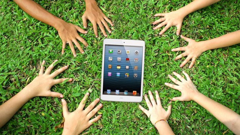 Помогите определить кому отдадим iPad?!