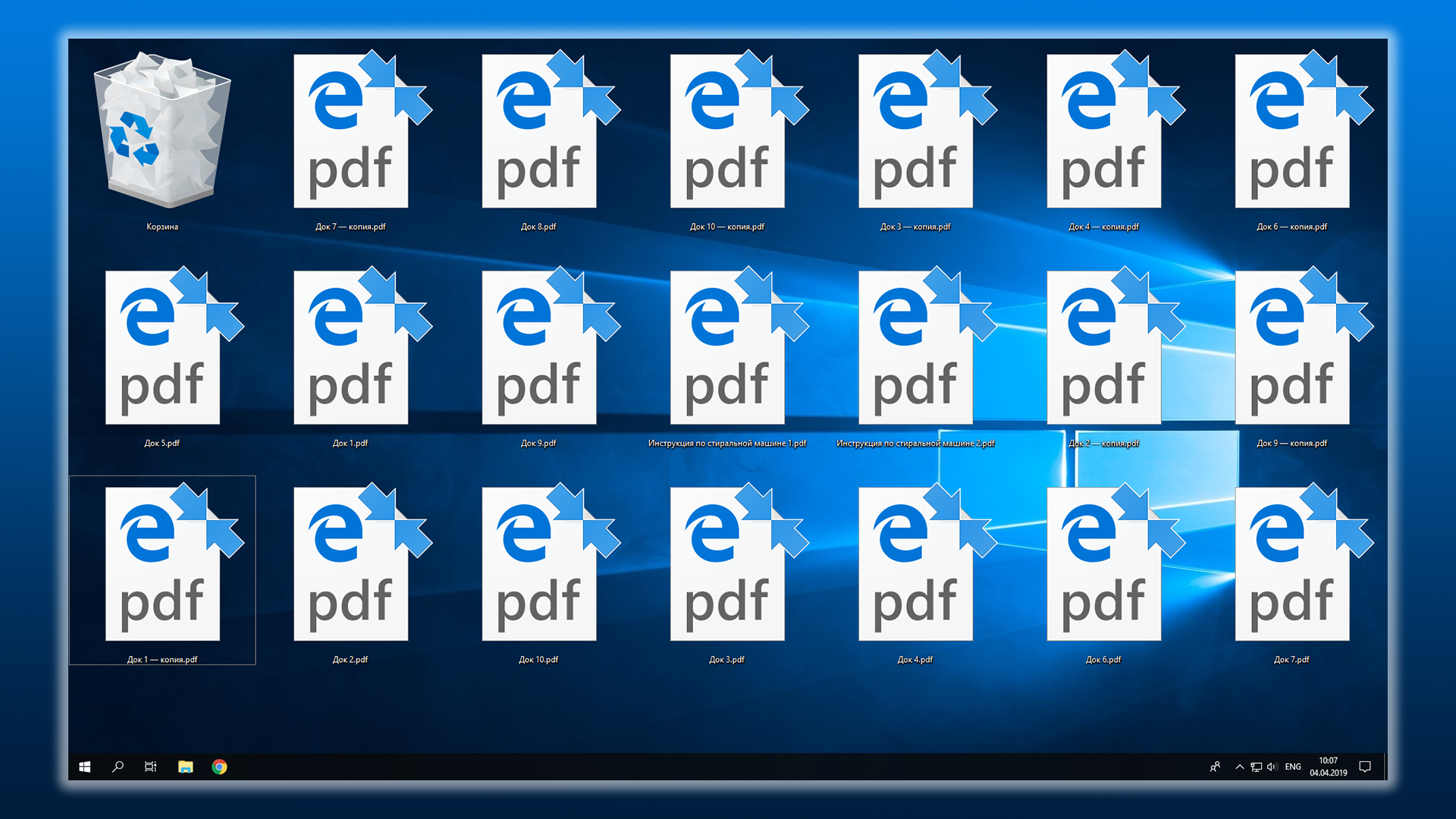 Иллюстрация к статье: рабочий стол Windows с файлами с отображением на них синих стрелочек